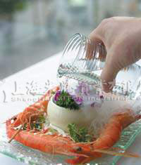 食用干冰制作的龙虾美食